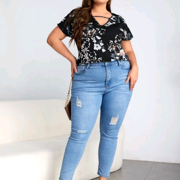 Beautiful Women's Plus Size Black Floral Casual Fashion Top ✨️ ♥️ - Picture 6 of 12